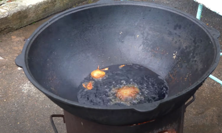 Картошку разбирают быстрее мяса: жарим в казане на огне