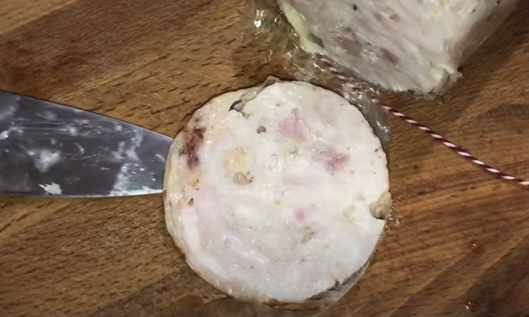 Рулет из курицы на замену магазинной колбасе: готовим сразу в пакете