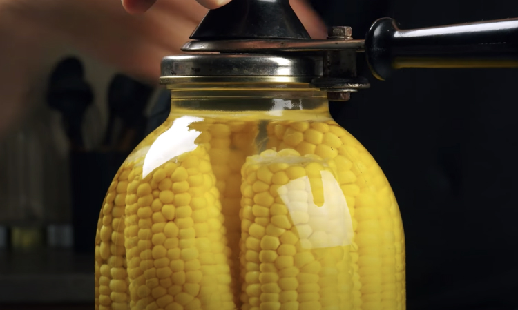 Закатываем кукурузу в банку: маринуем как огурцы