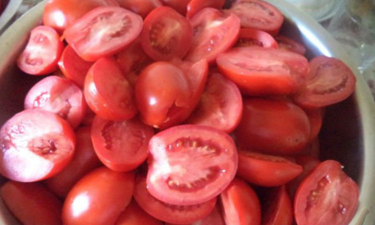 Не добавляем в банки к помидорам ни соль, ни специи: зимой остаются почти как свежие