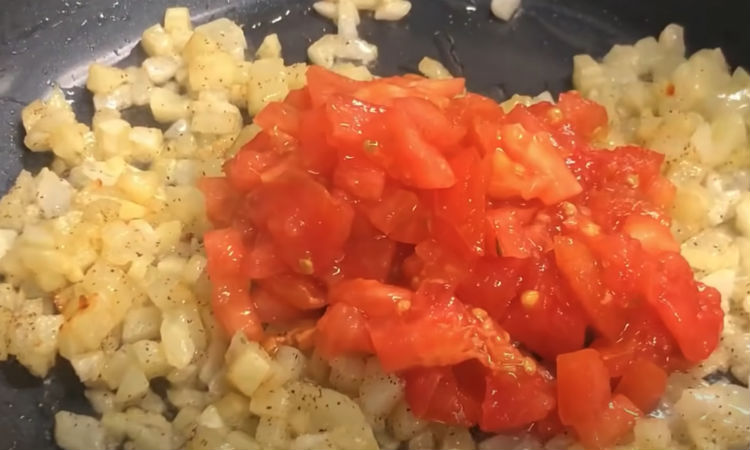 Смешиваем яйца с картошкой и томатным соусом: можно есть и на завтрак, и на ужин
