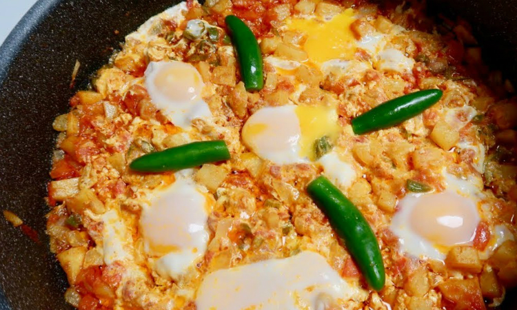 Смешиваем яйца с картошкой и томатным соусом: можно есть и на завтрак, и на ужин