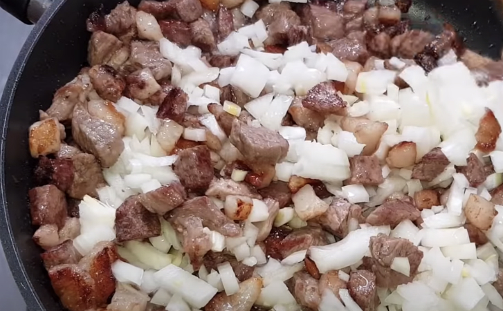 Картофельная колбаса на каждый день: смешиваем фарш и пюре в тонкой оболочке
