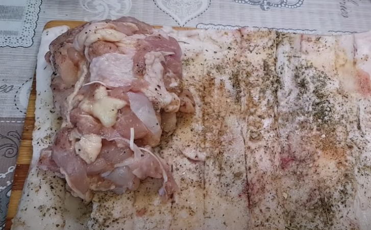 «Царская закуска» вместо копченостей и колбасы: запекаем курицу в тонком сале