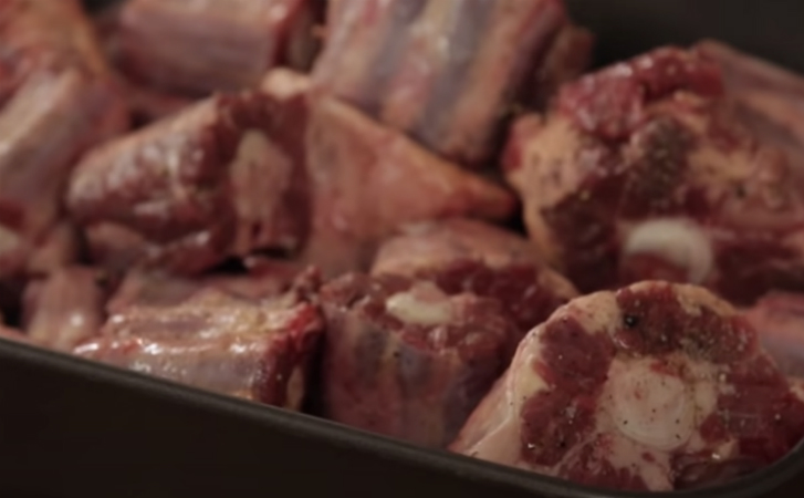 Готовим тушеное мясо от Джейми Оливера: нежное настолько, что распадается на волокна