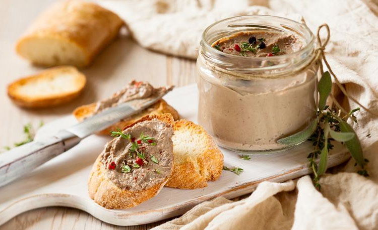 Паштет из куриной печени за 15 минут: готовим банку, а потом едим весь день