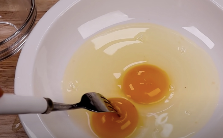 Тост со сгущенным молоком и сыром. Сладкий и соленый одновременно: можно есть и на завтрак, и как десерт