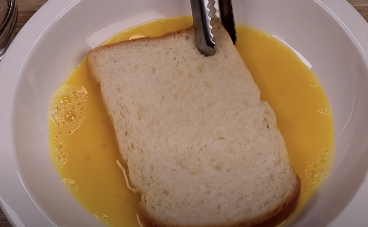 Тост со сгущенным молоком и сыром. Сладкий и соленый одновременно: можно есть и на завтрак, и как десерт