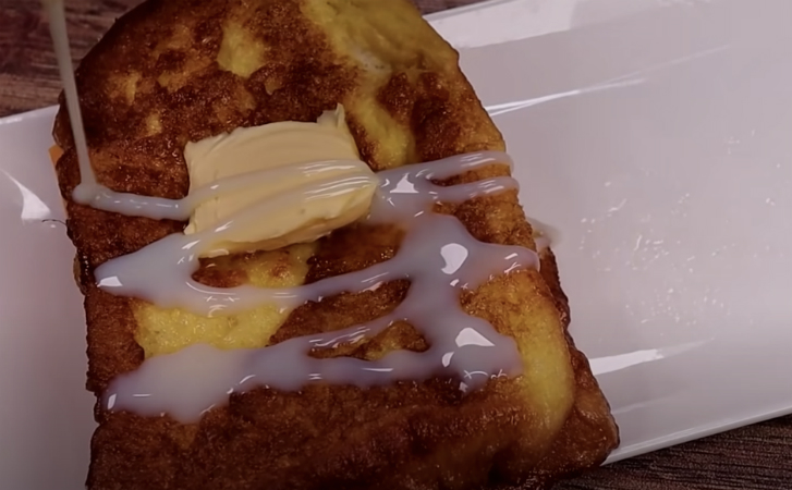 Тост со сгущенным молоком и сыром. Сладкий и соленый одновременно: можно есть и на завтрак, и как десерт
