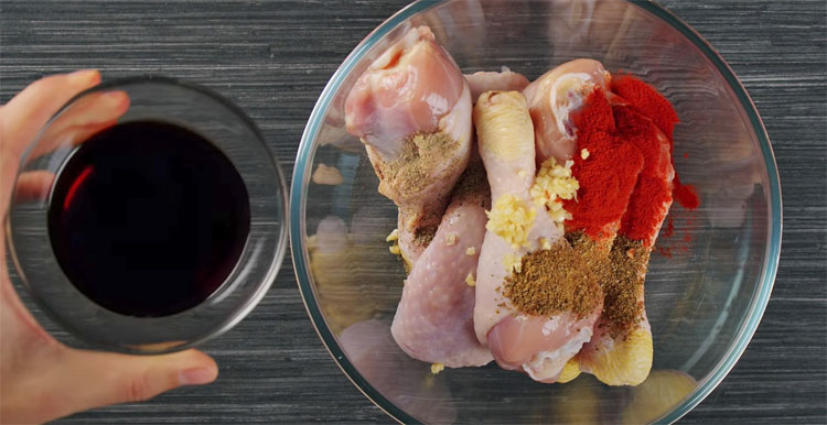Куриные ножки в тесте. Сначала жарим курицу, а потом оборачиваем