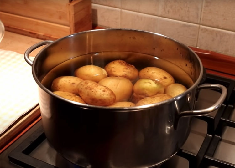 Без запекания и духовки: сочная и хрустящая картошка по-деревенски на обычной сковороде