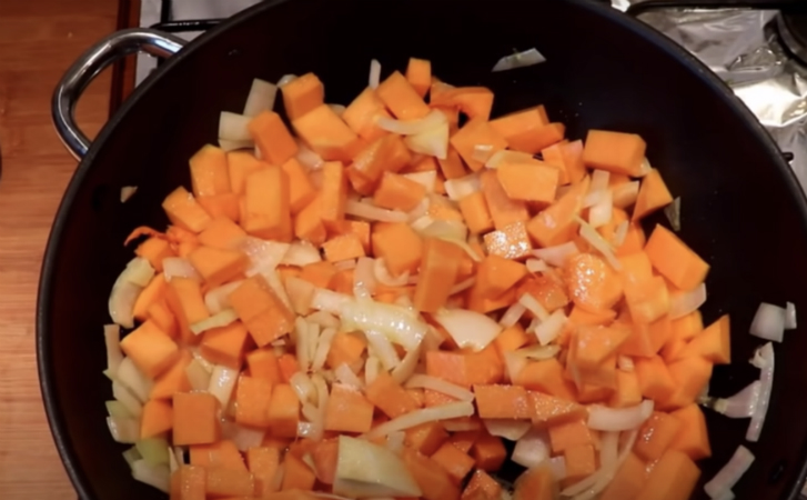 Рагу из тыквы на сковороде. Добавляем бобов и полностью заменяем ими мясо