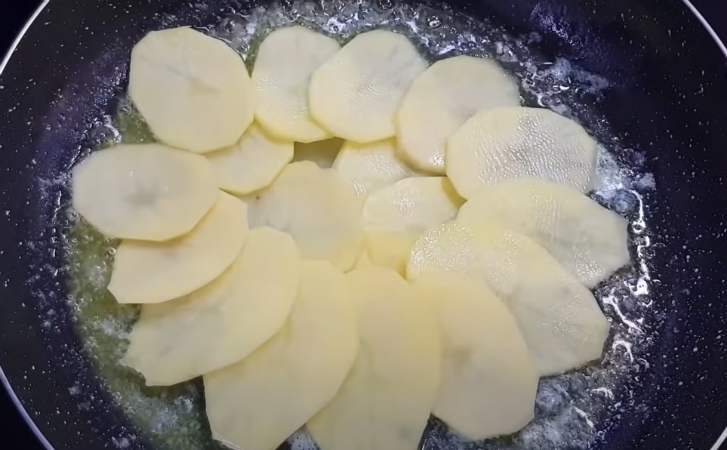 Жарим 3 картофелины слоями, а потом переворачиваем. Обычные продукты приняли за ресторанное блюдо