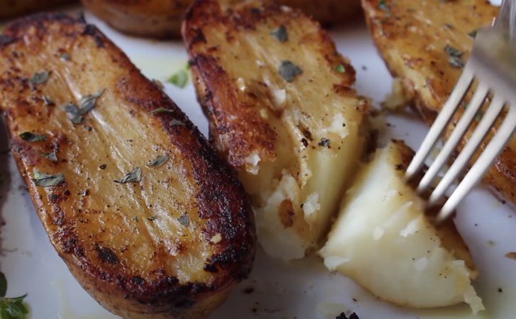Поливаем жареную картошку лимонным соком: вкус жира ушел и можно есть даже поздно вечером