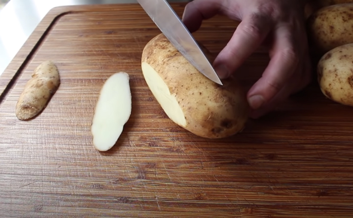 Поливаем жареную картошку лимонным соком: вкус жира ушел и можно есть даже поздно вечером