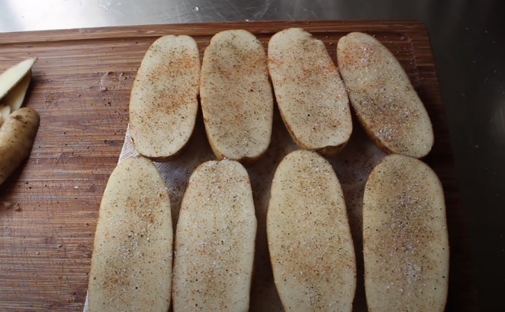 Поливаем жареную картошку лимонным соком: вкус жира ушел и можно есть даже поздно вечером