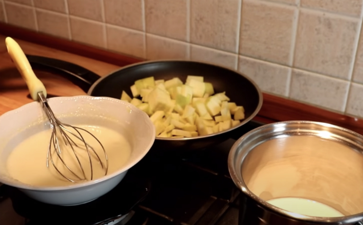 Кремовый пирог тает во рту: 2 яблока в духовке сами превращаются в крем. Очень вкусно!