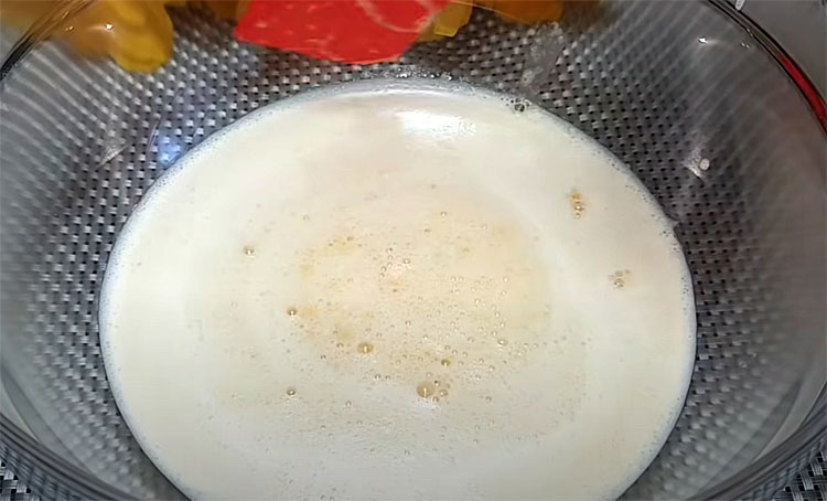 Перемешиваем мандарины с яйцом и основа для теста готова. Воздушный кекс просят повторить