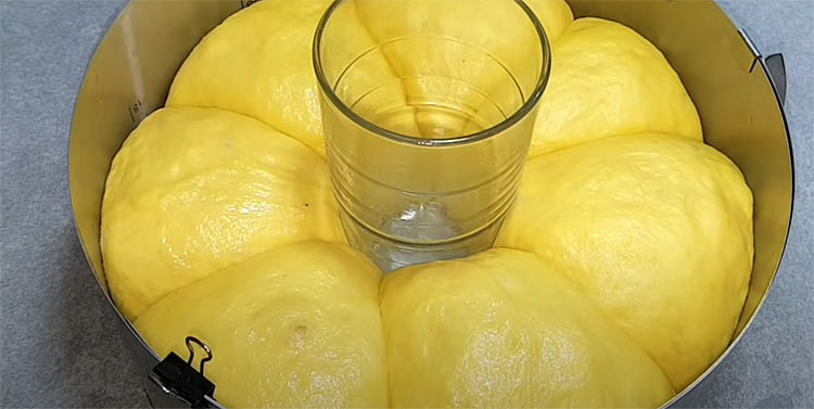 Перемешиваем мандарины с яйцом и основа для теста готова. Воздушный кекс просят повторить