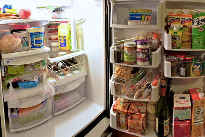 Открываем холодильник и перекладываем продукты. Теперь они не впитывают запахи, хранятся дольше и не портятся неделями