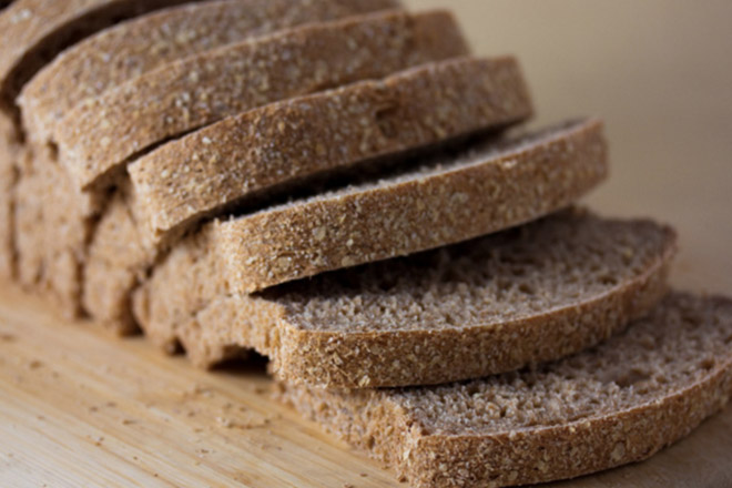 Кладем свежий хлеб в морозилку. В этом случае он не будет портиться неделями