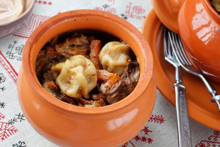 Запеченные пельмени в горшочке