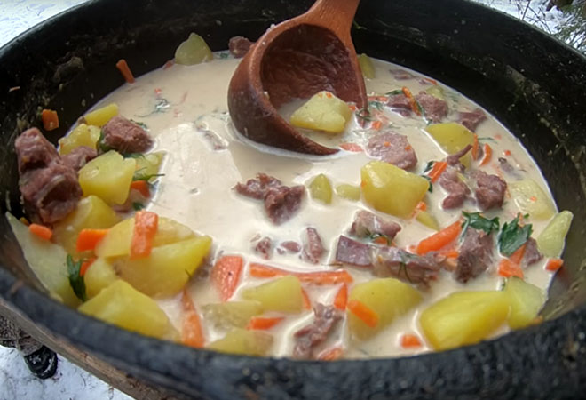 Сырный суп зимой на улице