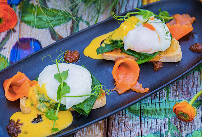 Яйца по-царски с красной икрой