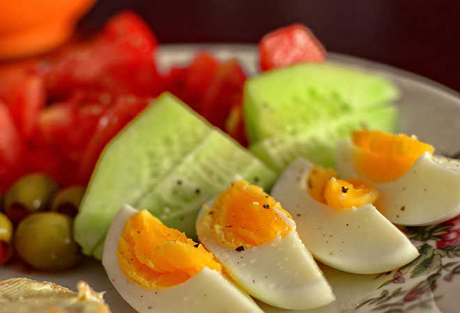 Берем вареные яйца и делаем вкусную еду