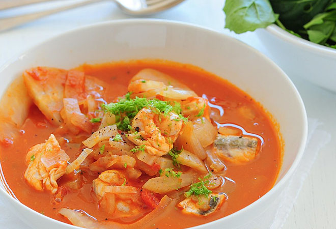 Вкуснее ухи: сытные рыбные супы