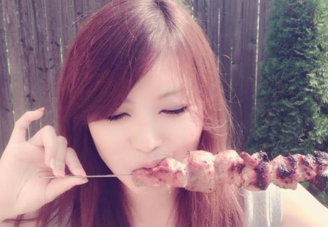 Японка поехала на дачу и пробует русский шашлык