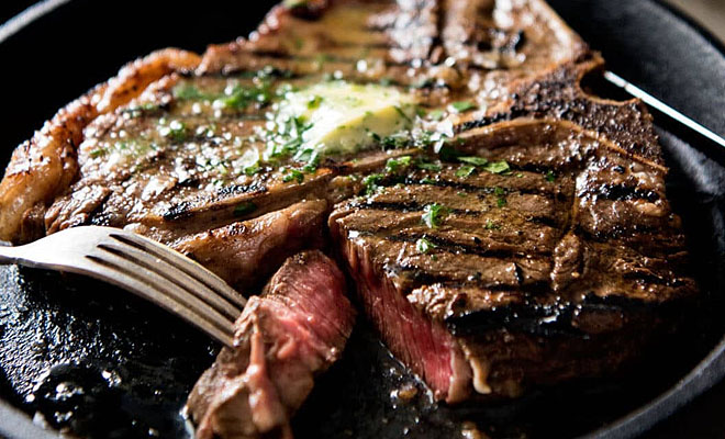 Бросаем мясо на сковороду и жарим без масла