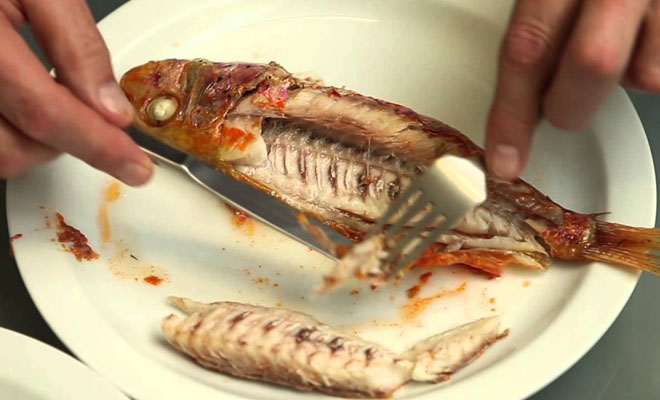 Подавились рыбьей костью: как вытащить