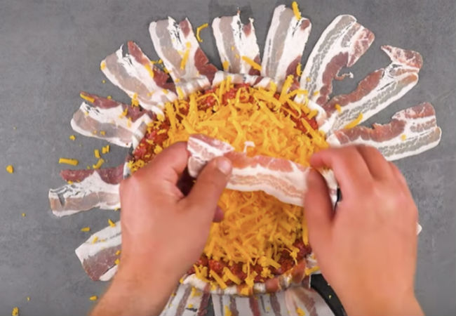 Мясной пирог на гриле: нежная начинка и хрустящая корочка
