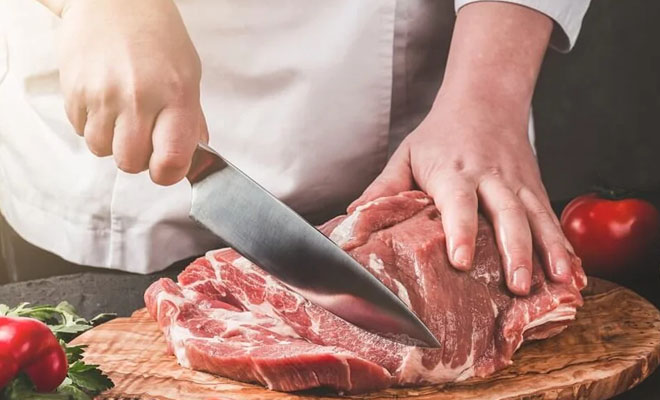 Мясо на кухне: инвентарь поваров для быстрой и вкусной готовки