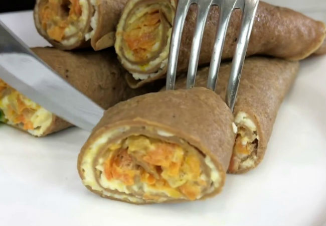 Печеночные трубочки с необычной начинкой: разметают всю тарелку