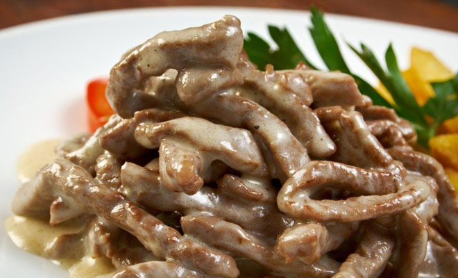 Говядина в сметане: тушим нежнейшее мясо