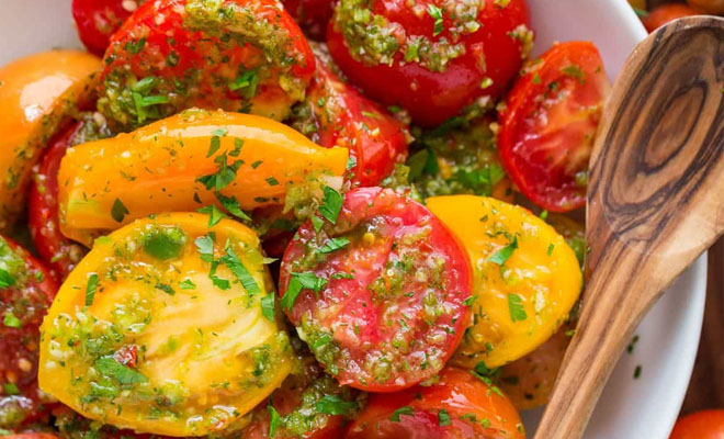 Скороспелая закуска из помидор: вкуснее любого салата