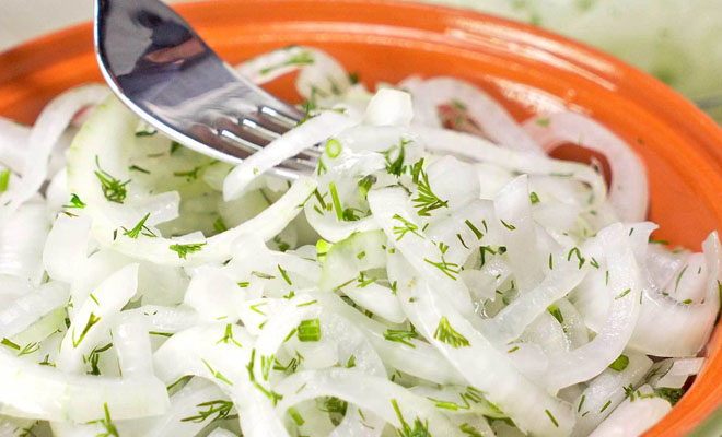 Маринованный лук: делали к мясу, но не выдержали съели сразу