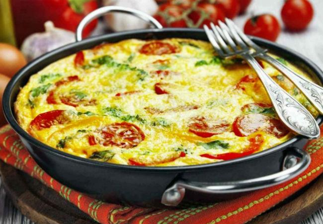 Сделали омлет как пирог: до вечера есть не хочется