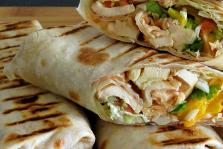 Шаурма с омлетом, курицей и сыром: крутим сытный завтрак на весь день