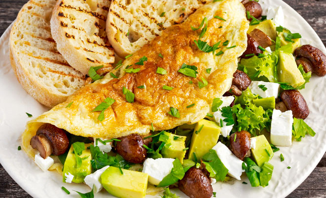 Кладем авокадо в суп, салат и даже омлет