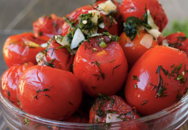 Кладем помидоры в пакет: через 2 дня закуска на столе