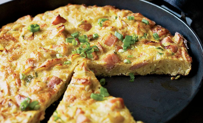 Высыпаем в яйца ветчину и чипсы: мясной омлет мексиканцев