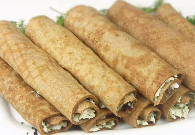 Нарезаем блины на рулетики и заправляем паштетом из печени