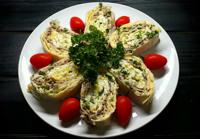 Свернули салат Мимоза в рулет: нужен только лаваш