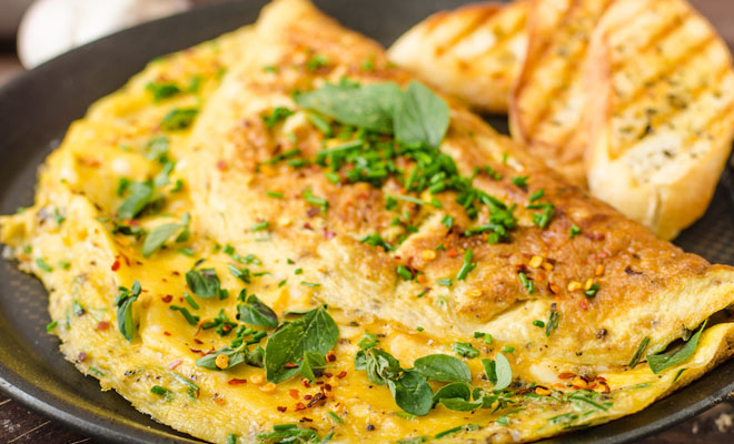 Положили в омлет картошку: делаем сытнее и вкуснее
