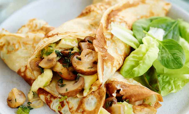 Заворачиваем закуску в блины: семга, курица и мягкий сыр