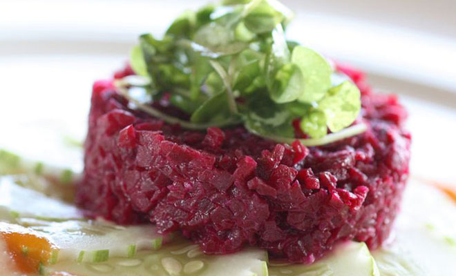 Готовим свеклу как рис: добавляем чеснок и каперсы