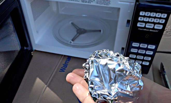 Фольга в микроволновке: проверяем разную толщину для разогрева